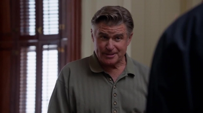 WHITE_COLLAR_-_E4X09_GLOVES_OFF_547.jpg