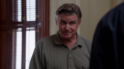 WHITE_COLLAR_-_E4X09_GLOVES_OFF_548.jpg