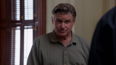 WHITE_COLLAR_-_E4X09_GLOVES_OFF_549.jpg