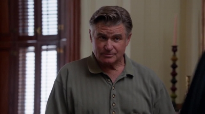 WHITE_COLLAR_-_E4X09_GLOVES_OFF_551.jpg