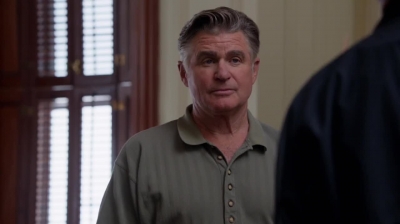 WHITE_COLLAR_-_E4X09_GLOVES_OFF_552.jpg
