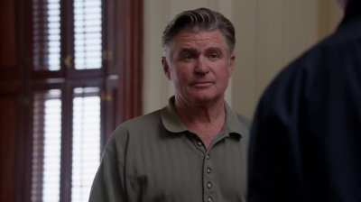 WHITE_COLLAR_-_E4X09_GLOVES_OFF_554.jpg