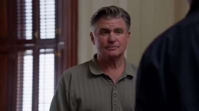 WHITE_COLLAR_-_E4X09_GLOVES_OFF_556.jpg
