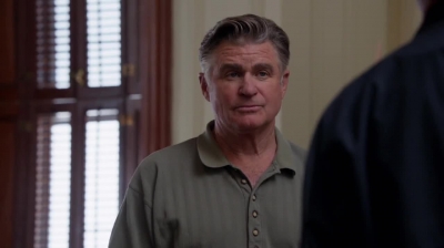 WHITE_COLLAR_-_E4X09_GLOVES_OFF_558.jpg