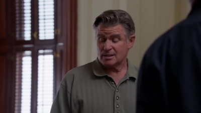 WHITE_COLLAR_-_E4X09_GLOVES_OFF_560.jpg
