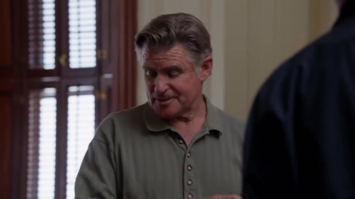 WHITE_COLLAR_-_E4X09_GLOVES_OFF_563.jpg