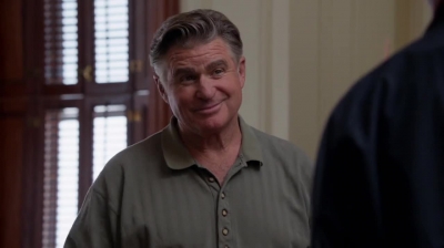 WHITE_COLLAR_-_E4X09_GLOVES_OFF_565.jpg