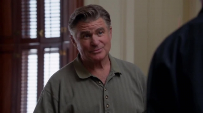 WHITE_COLLAR_-_E4X09_GLOVES_OFF_569.jpg