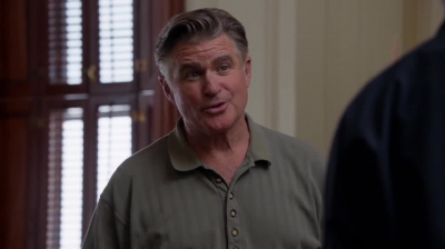 WHITE_COLLAR_-_E4X09_GLOVES_OFF_570.jpg