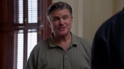 WHITE_COLLAR_-_E4X09_GLOVES_OFF_571.jpg