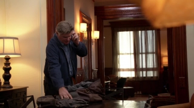 WHITE_COLLAR_-_E4X09_GLOVES_OFF_610.jpg