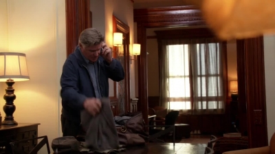WHITE_COLLAR_-_E4X09_GLOVES_OFF_612.jpg