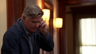 WHITE_COLLAR_-_E4X09_GLOVES_OFF_625.jpg