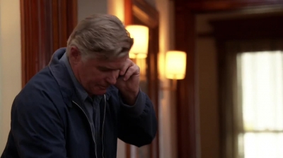 WHITE_COLLAR_-_E4X09_GLOVES_OFF_628.jpg