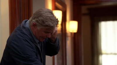 WHITE_COLLAR_-_E4X09_GLOVES_OFF_631.jpg