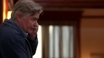 WHITE_COLLAR_-_E4X09_GLOVES_OFF_632.jpg