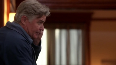 WHITE_COLLAR_-_E4X09_GLOVES_OFF_633.jpg
