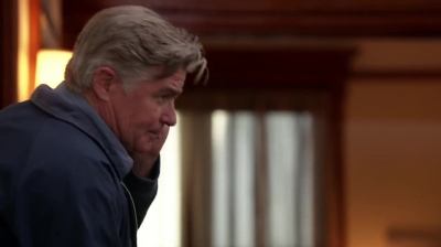 WHITE_COLLAR_-_E4X09_GLOVES_OFF_635.jpg