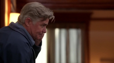 WHITE_COLLAR_-_E4X09_GLOVES_OFF_636.jpg