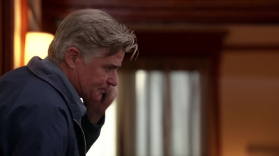 WHITE_COLLAR_-_E4X09_GLOVES_OFF_637.jpg
