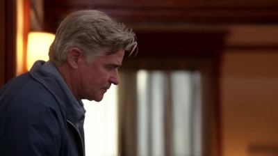 WHITE_COLLAR_-_E4X09_GLOVES_OFF_639.jpg
