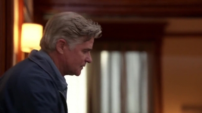 WHITE_COLLAR_-_E4X09_GLOVES_OFF_641.jpg