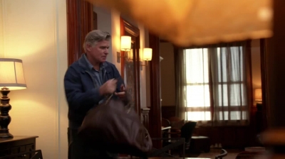 WHITE_COLLAR_-_E4X09_GLOVES_OFF_642.jpg