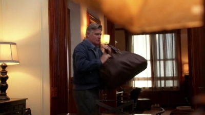 WHITE_COLLAR_-_E4X09_GLOVES_OFF_646.jpg