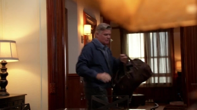 WHITE_COLLAR_-_E4X09_GLOVES_OFF_648.jpg