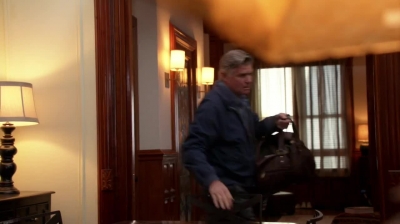 WHITE_COLLAR_-_E4X09_GLOVES_OFF_649.jpg