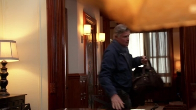 WHITE_COLLAR_-_E4X09_GLOVES_OFF_650.jpg
