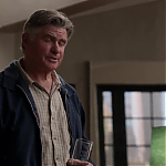WHITE_COLLAR_-_E4X09_GLOVES_OFF_123.jpg