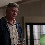WHITE_COLLAR_-_E4X09_GLOVES_OFF_124.jpg