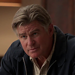 WHITE_COLLAR_-_E4X09_GLOVES_OFF_386.jpg