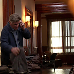 WHITE_COLLAR_-_E4X09_GLOVES_OFF_612.jpg
