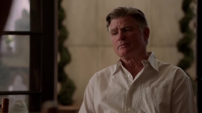 WHITE_COLLAR_-_E4X11_FAMILY_BUSINESS_0810.jpg