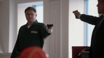 WHITE_COLLAR_-_E4X16_IN_THE_WIND_1497.jpg
