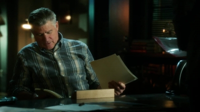 CSI_CRIME_SCENE_INVESTIGATION_-_E14X22_DEAD_IN_HIS_TRACKS_0384.jpg