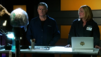 CSI_CRIME_SCENE_INVESTIGATION_-_E14X22_DEAD_IN_HIS_TRACKS_1047.jpg