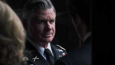 AMERICAN_ODYSSEY_-_E1X04_TANGO_UNIFORM_180.jpg