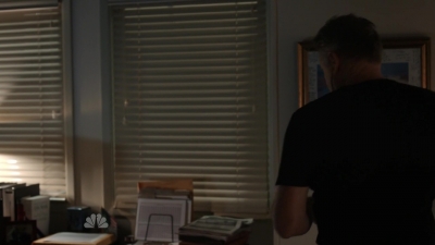 AMERICAN_ODYSSEY_-_E1X04_TANGO_UNIFORM_260.jpg