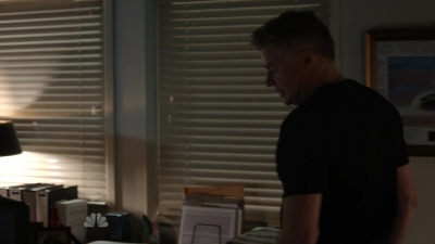 AMERICAN_ODYSSEY_-_E1X04_TANGO_UNIFORM_270.jpg