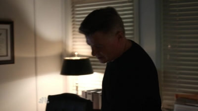 AMERICAN_ODYSSEY_-_E1X04_TANGO_UNIFORM_282.jpg