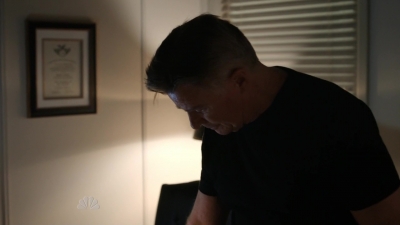 AMERICAN_ODYSSEY_-_E1X04_TANGO_UNIFORM_288.jpg