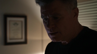 AMERICAN_ODYSSEY_-_E1X04_TANGO_UNIFORM_323.jpg