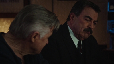 BLUE_BLOODS_-_E9X17_TWO_FACED_100.jpg